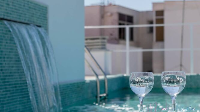 Alójate en este apartamento con piscina infinita y vistas al casco antiguo de este pueblo de Huelva