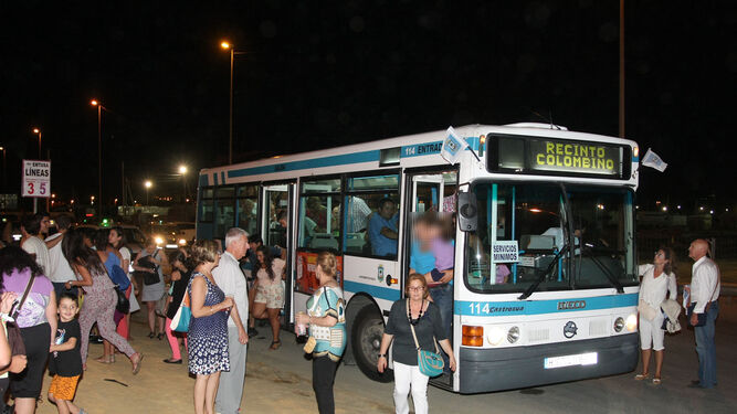Uno de los autobuses de Servicio Especial en las Fiestas Colombinas de Huelva