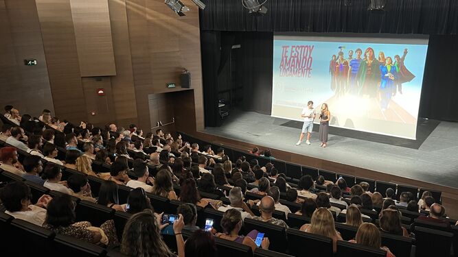 Auditorio de la Universidad de Huelva antes de la proyección de la película.