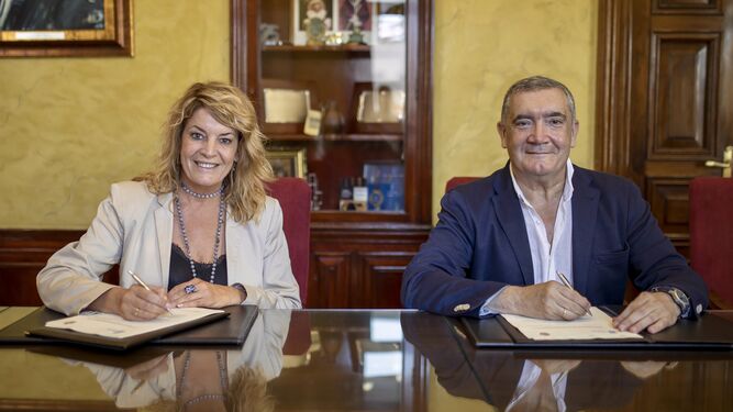 Pilar Miranda y Esteban Brito firman el convenio.