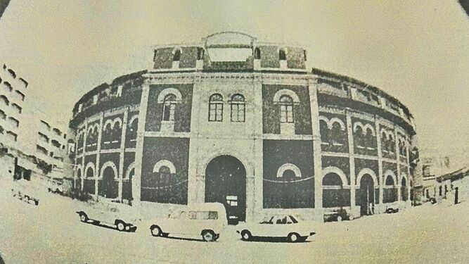 Fachada de la plaza de toros de La Merced la víspera de su reinauguración en 1984.