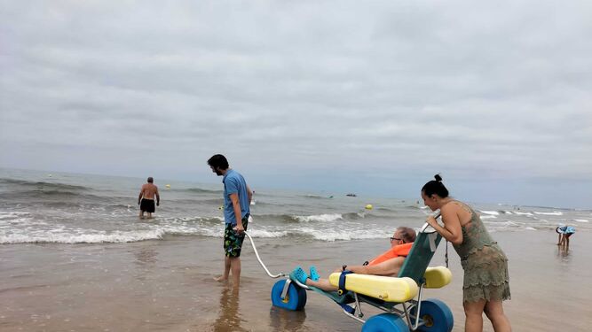 Un usuario se baña en la playa de Punta Umbría gracias a las sillas anfibuggy