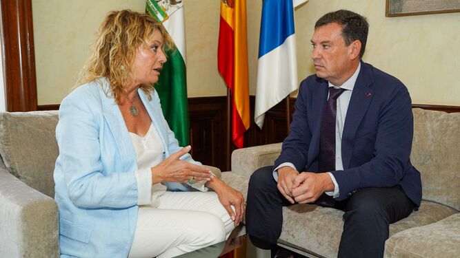 El presidente del Puerto de Huelva en una reunión junto a Pilar Miranda