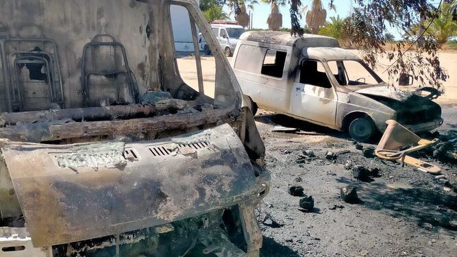 Un incendio a la entrada de Isla Cristina calcina dos vehículos