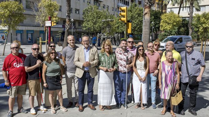 La alcaldesa de Huelva y el equipo de la ONCE en la presentación de la aplicación