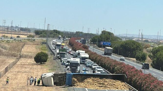 El vuelco de un camión obliga a desviar el tráfico por Portugal para poder entrar en Huelva