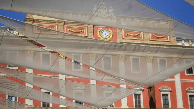 Fachada principal del Ayuntamiento de San Fernando, en una imagen tomada desde la plaza del Rey con sus nuevos toldos.