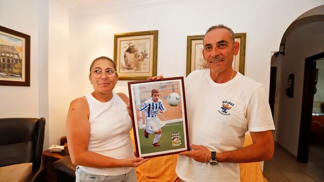 Fermín y Lola, padres de Fermín López, atienden a Huelva Información.