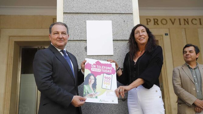 David Toscano y Loles López con el cartel del teléfono de la mujer.