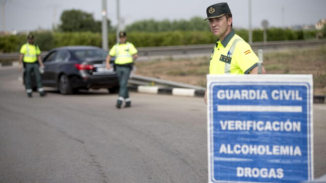 Detenido un hombre residente en Huelva mientras viajaba con más de un kilo de droga en el doble fondo de su coche