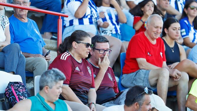 Dos aficionados del Recre visten la camiseta rojiza en el partido ante el Cartaya.