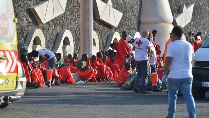 Un grupo de migrantes es atendido por la Cruz Roja en El Hierro.