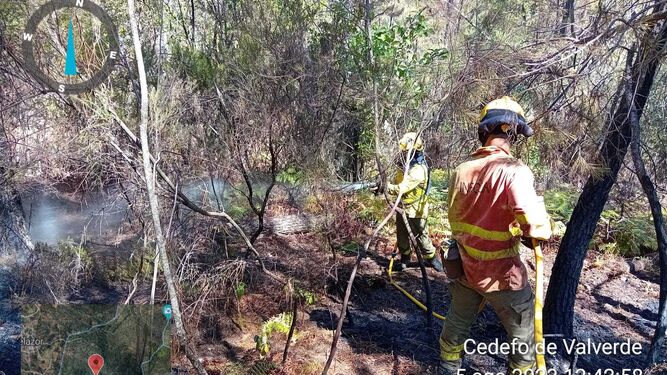 Bomberos forestales trabajan en el control del incendio en Cortelazor