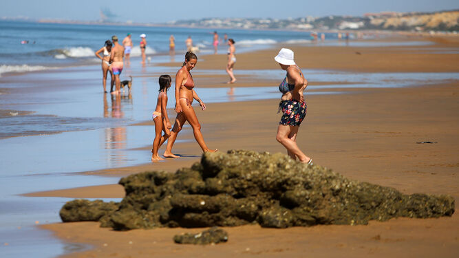 Bañistas se refrescan en las playas de Huelva