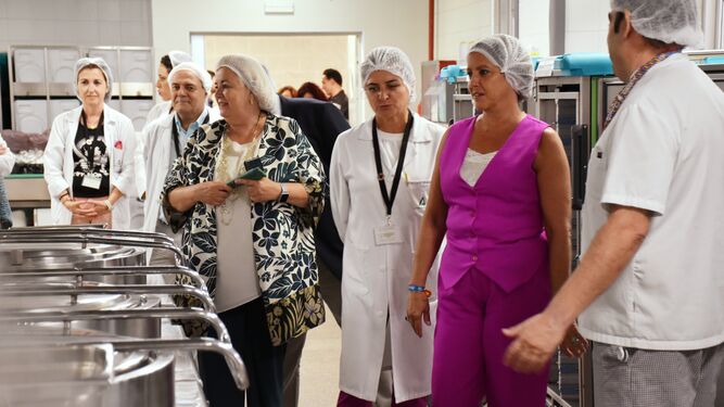 Visita de la Consejera de Salud y Consumo de la Junta de Andalucía, Catalina García, a las cocinas del Hospital Juan Ramón Jiménez.