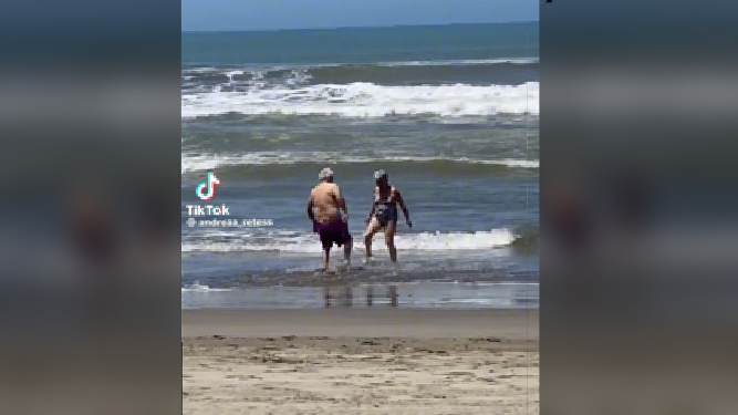El vídeo de principios de la semana es esta pareja jugando en la orilla de la playa
