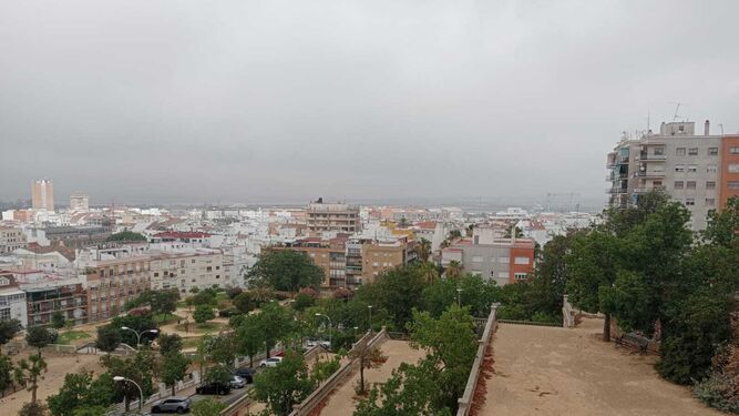 El cielo de Huelva teñido de gris por la calima y el polvo del desierto este miércoles