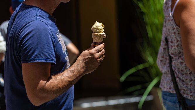 Un onubense se refresca con un helado.