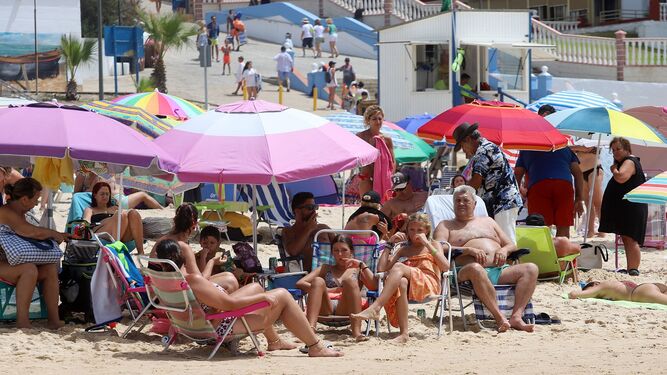 La playa de Matalascañas abarrotada de bañistas