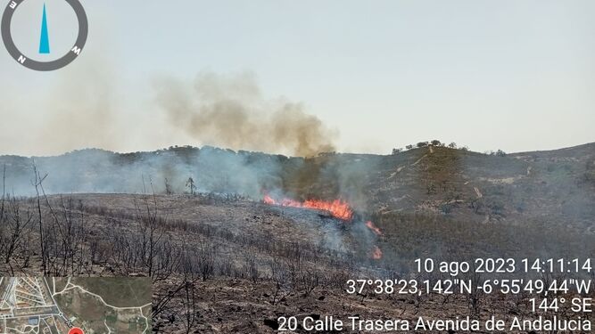 Imagen facilitada por el Infoca del incendio en Calañas
