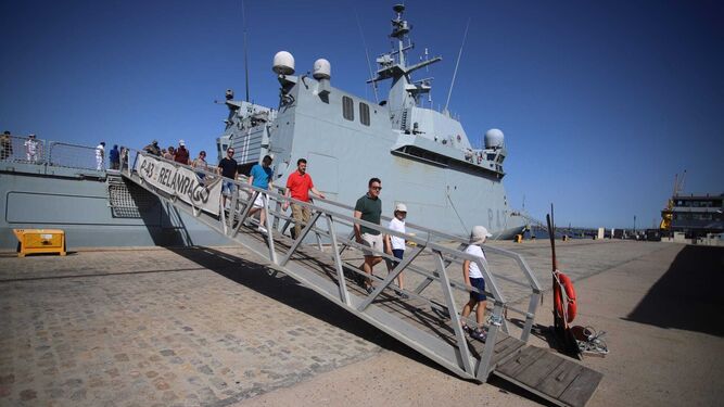 Un buque de la Marina Española ofrece una jornada de puertas abiertas en el Puerto de Huelva