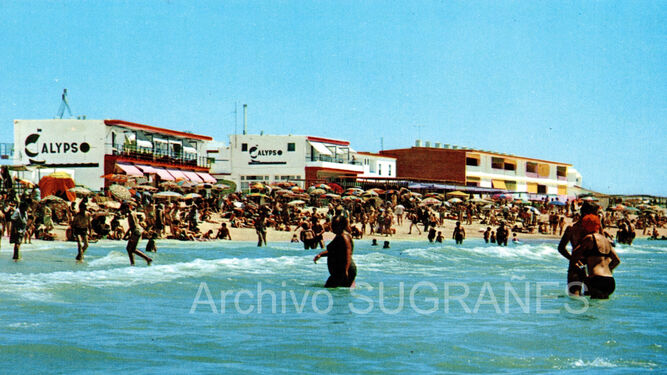 Punta Umbría en una postal de 1971, en la zona de Calypso.