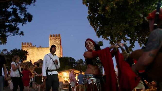 Ambiente medieval y festivo junto al Castillo de Cortegana