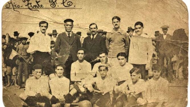 Formación del Riotinto FC, equipo de fútbol perteneciente al English Club Rio Tinto, formado exclusivamente por personal británico varón. Datada en 1918
