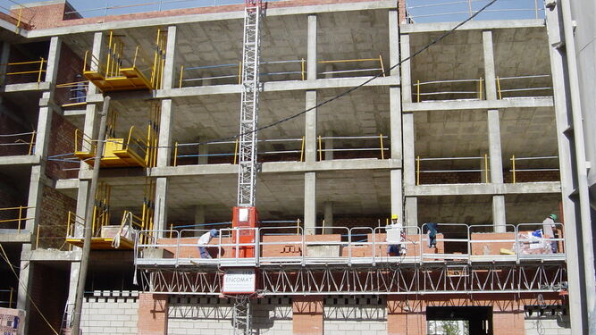 El Ayuntamiento de Huelva y AECO acuerdan potenciar la construcción de vivienda pública en la capital