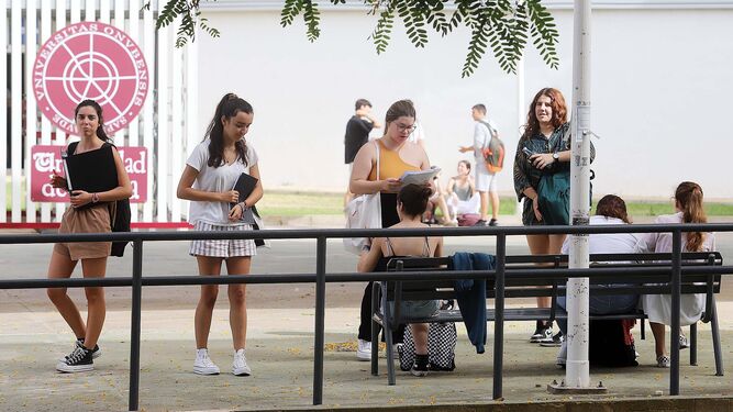 Mujeres estudiantes en el campus de El Carmen