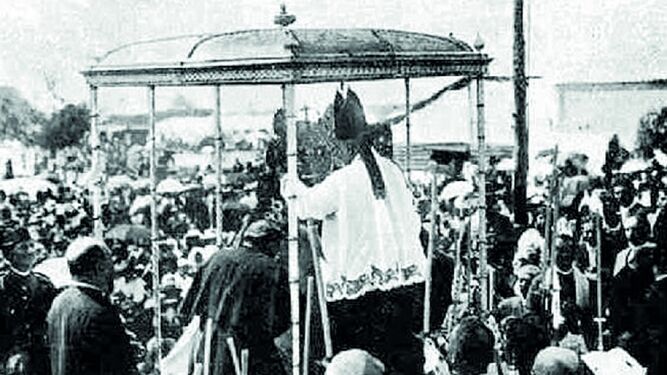 Momento de la coronación de la Virgen del Rocío.