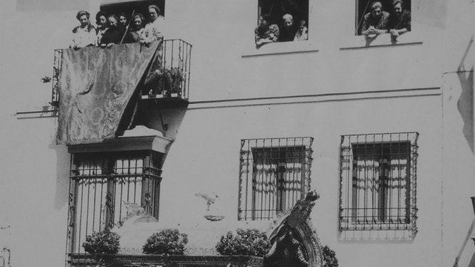 Las Infantas Isabel Alfonsa, María de las Mercedes y María de la Esperanza y María de los Dolores contemplan la salida de la Hermandad del Rocío de Triana en la calle Castilla.