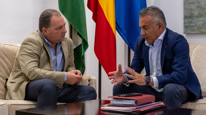 El presidente de la Diputación en su reunión con el alcalde de Isla Cristina.