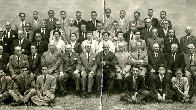 Pedro Real, tercero por la derecha de la fila de abajo, sentado sobre el suelo, en una foto del Departamento de Contabilidad de la RTCL en 1953.