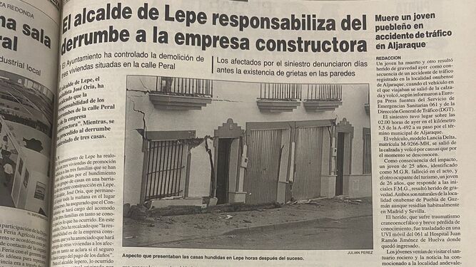 Noticia sobre el derrumbe de las viviendas en el periódico Huelva Información de 1998