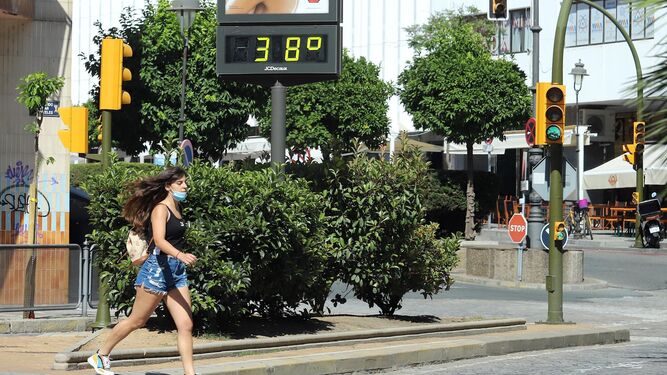 Termómetro marcando los 38º en las calles de Huelva