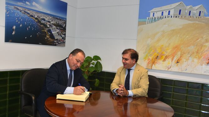 Firma del libro del Ayuntamiento del presidente de la Diputación de Huelva.