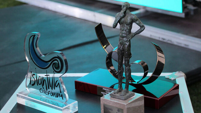 Los trofeos a los Premios Luna al Festival Internacional de Cina de Islantilla.