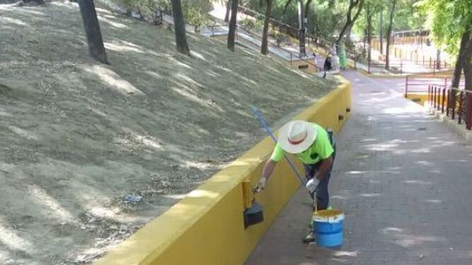 Un operario lleva a cabo tareas de pintado en el Barrio Obrero