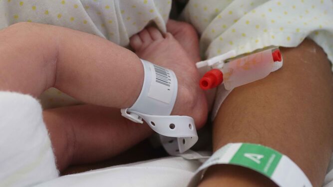Un recién nacido junto a su madre en el hospital.