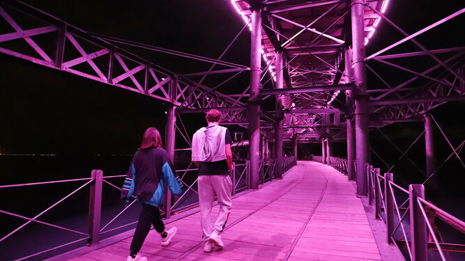El Muelle de la Río Tinto, iluminado con el color morado.