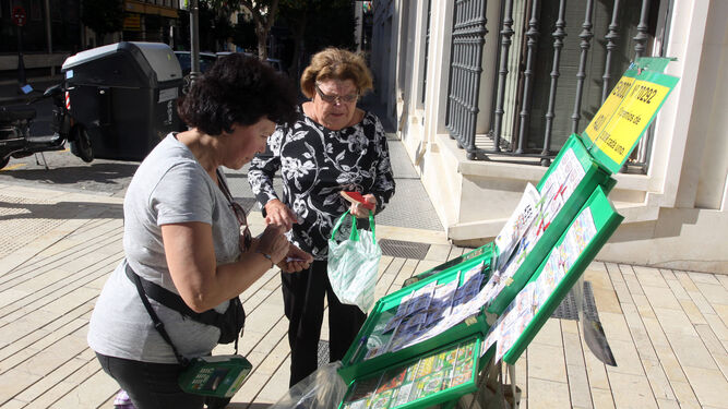Una mujer compra un cupón en Huelva.