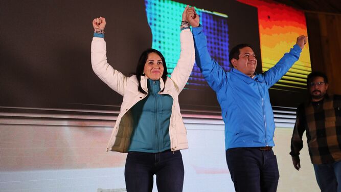 Luisa González celebra los resultados electorales con los suyos.