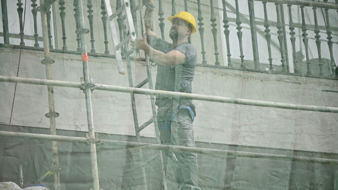 Un trabajador en un edificio de la capital onubense.