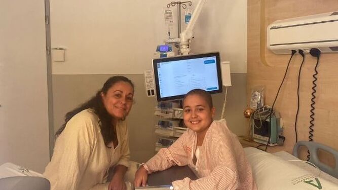 Paula en la habitación del Hospital junto a su madre.