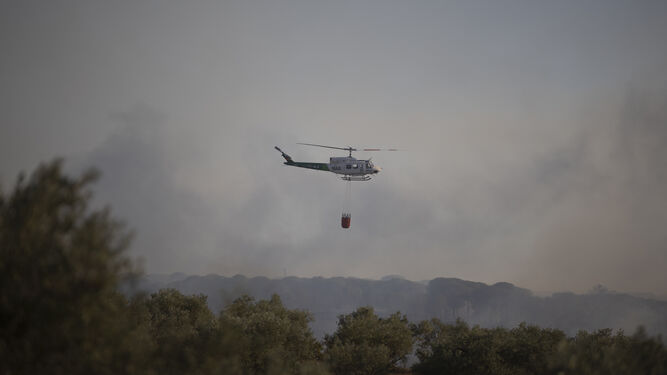 Un helicóptero sofoca el incendio de Bonares del pasado 5 de agosto.