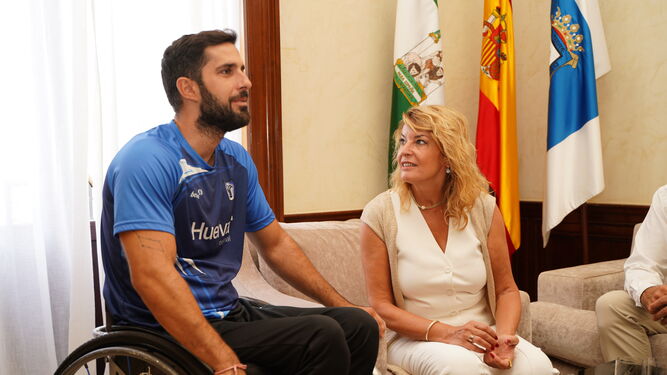 Pilar Miranda junto a Francisco Motero, este jueves en el Ayuntamiento de Huelva.