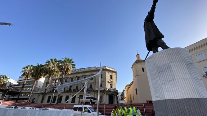 La alcaldesa, Pilar Miranda, visita las obras en la fuente de la Plaza de las Monjas.