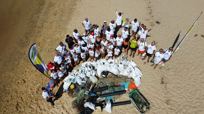 Imagen aérea de los voluntarios junto al montón de residuos retirados de la Flecha