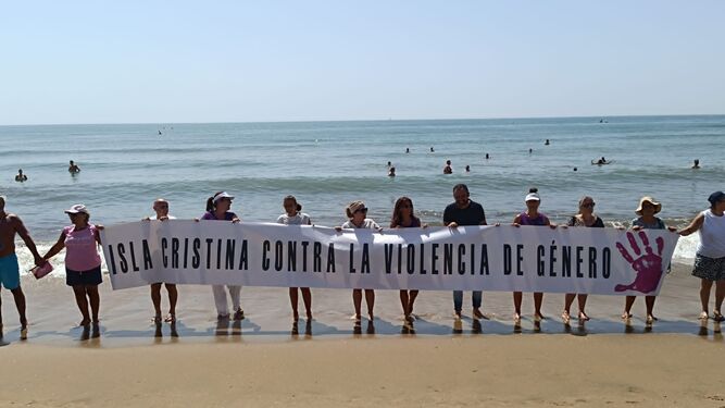 Cadena humana en la playa de Isla Cristina.
